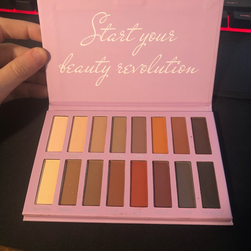 Lamora Nudes Matte Eyeshadow Palette